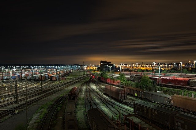 How is a Wagon Stopped in a Hump Yard?